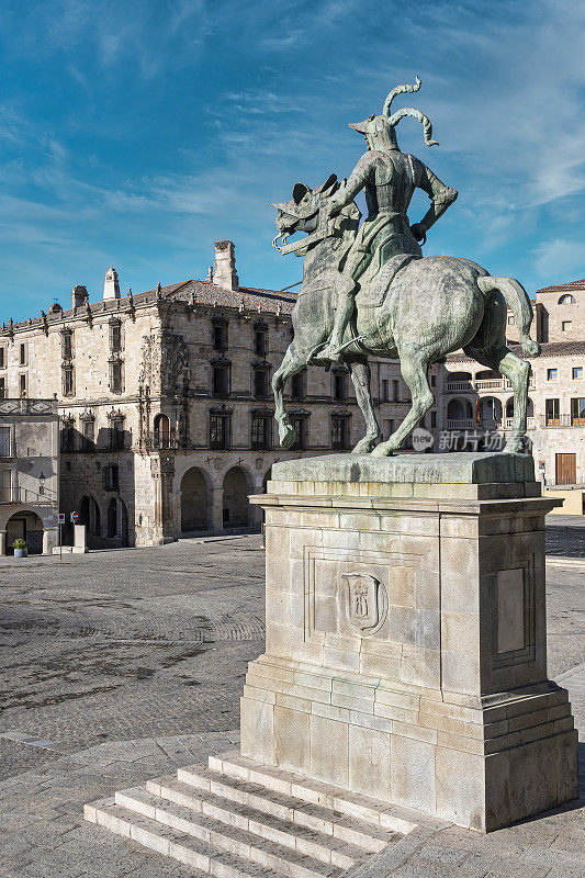 特鲁希略主要广场与西班牙征服者秘鲁唐·弗朗西斯科·皮萨罗(Don Francisco Pizarro)纪念碑的垂直拍摄，西班牙，编辑天空